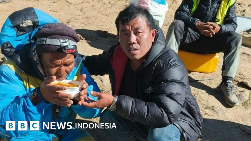 Pemandu Gunung Everest terjebak berhari-hari, bertahan hidup