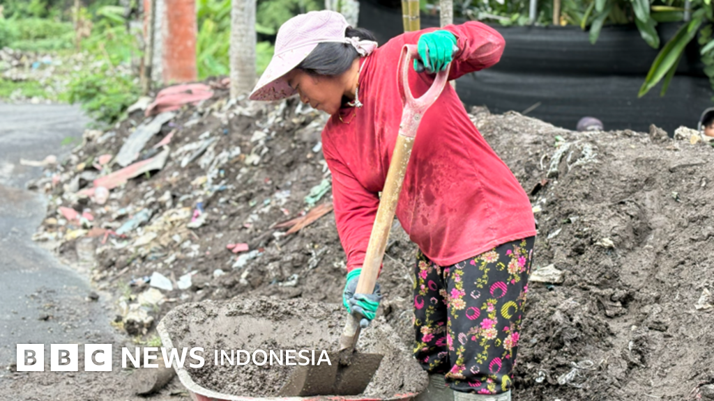 Kisah para kuli perempuan di Bali – Mengangkut pasir, memasak, hingga mengasuh anak