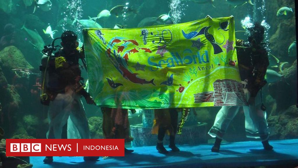 H﻿ari Batik Nasional 2022: Dari Peragaan Kain Di Dalam Akuarium Hingga ...