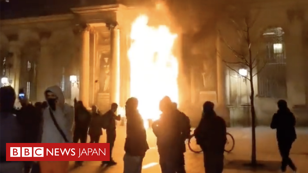 フランスで年金改革めぐる抗議続く　ボルドーでは市庁舎に放火 - BBCニュース