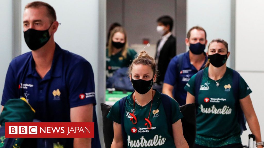 最初の五輪外国選手団が日本に到着 豪ソフトボール・チーム - BBCニュース