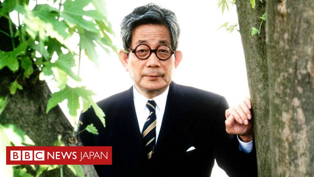 作家の大江健三郎さん死去、ノーベル文学賞受賞 88歳 - BBCニュース