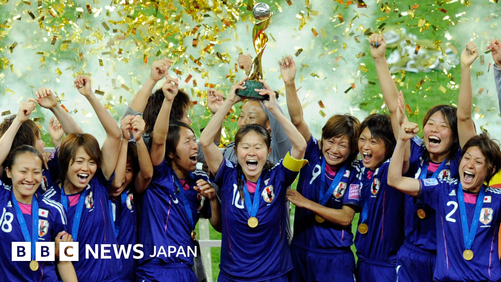 なでしこJAPAN2011年ワールドカップ優勝ワッペン入りアウェイユニフォームＭ 咲き誇れ。” なでしこ史上初の女子代表専用ユニフォームとともに