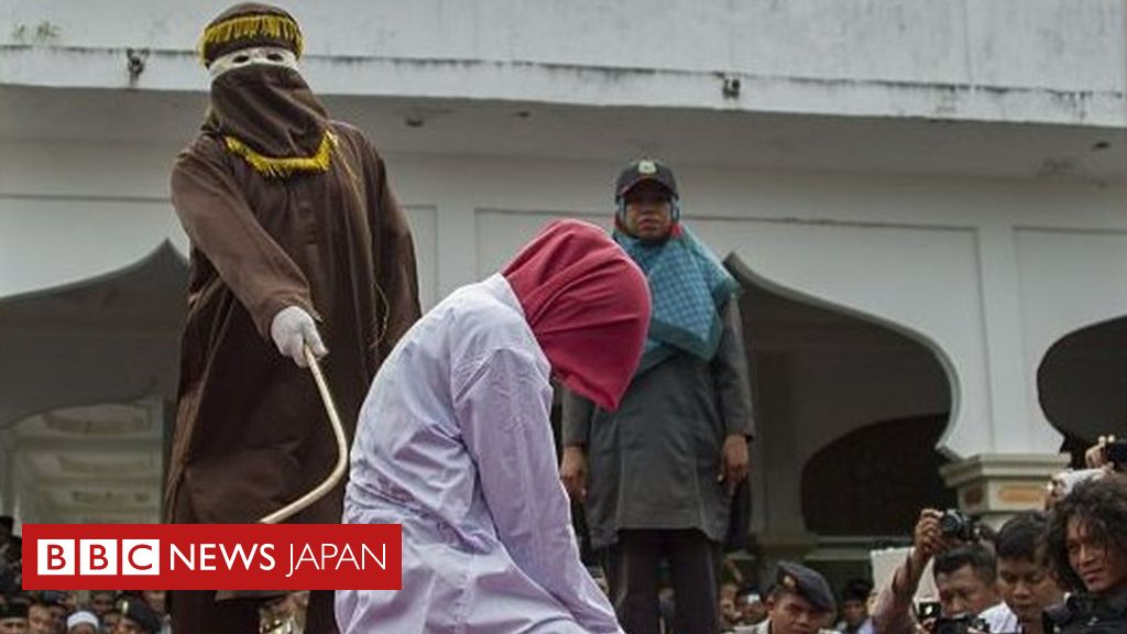 同性愛の女性2人に公開つえ打ち刑　マレーシア - BBCニュース