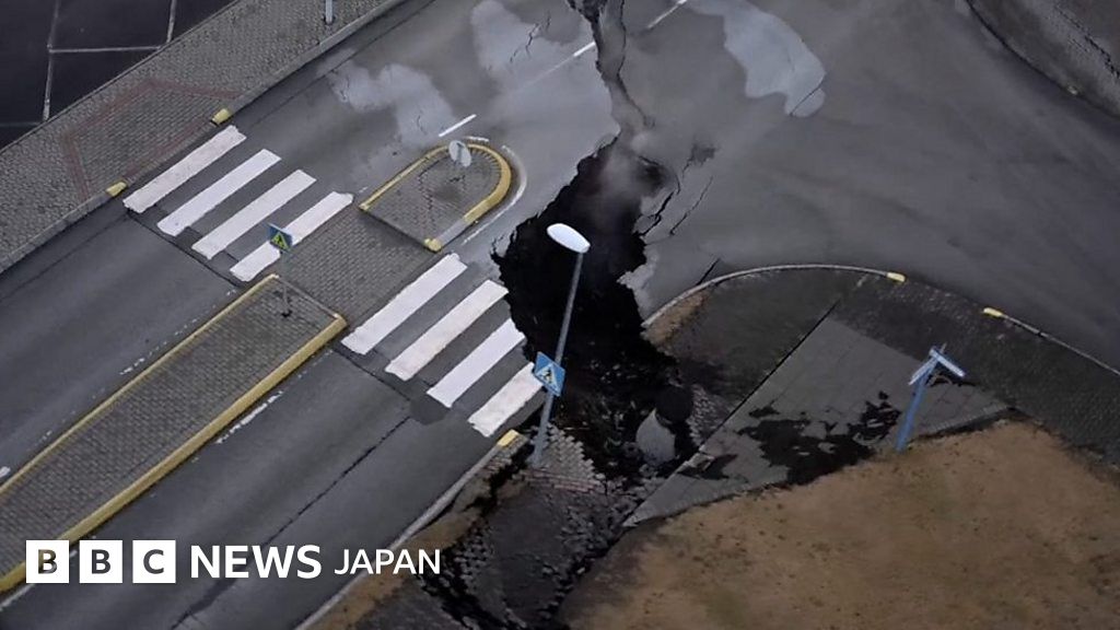 火山岩 道路に亀裂、住民は避難 アイスランドで火山活動が活発化 - BBCニュース