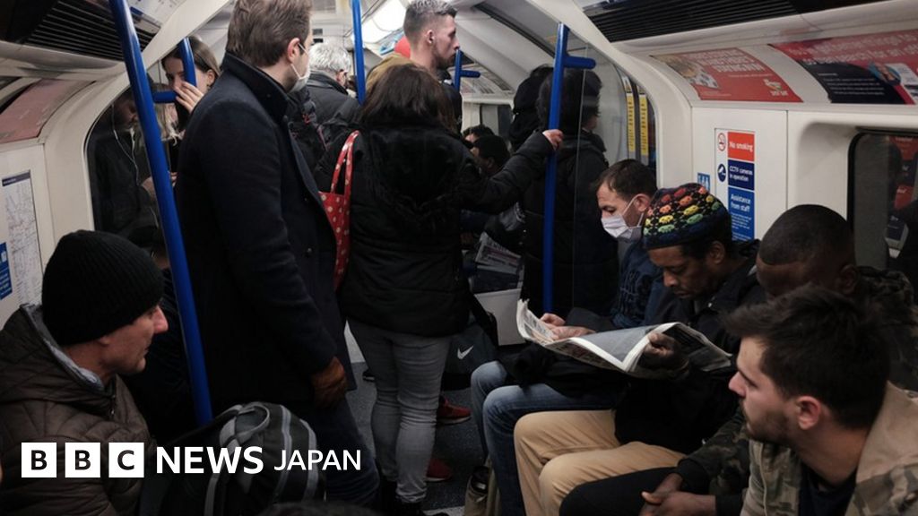 外出禁止のイギリス、通勤電車はなお混雑　新型コロナウイルス