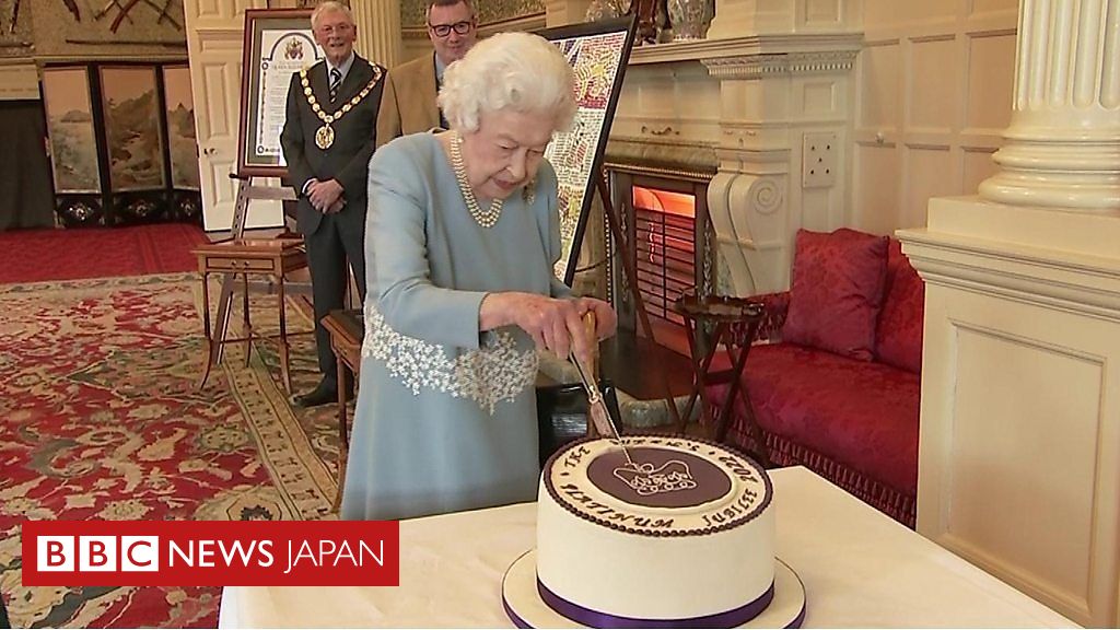エリザベス英女王、即位70周年を前に記念のケーキカット