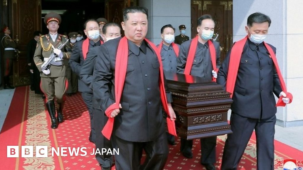 金正恩総書記、マスクなしで登場 軍高官の国葬 - BBCニュース