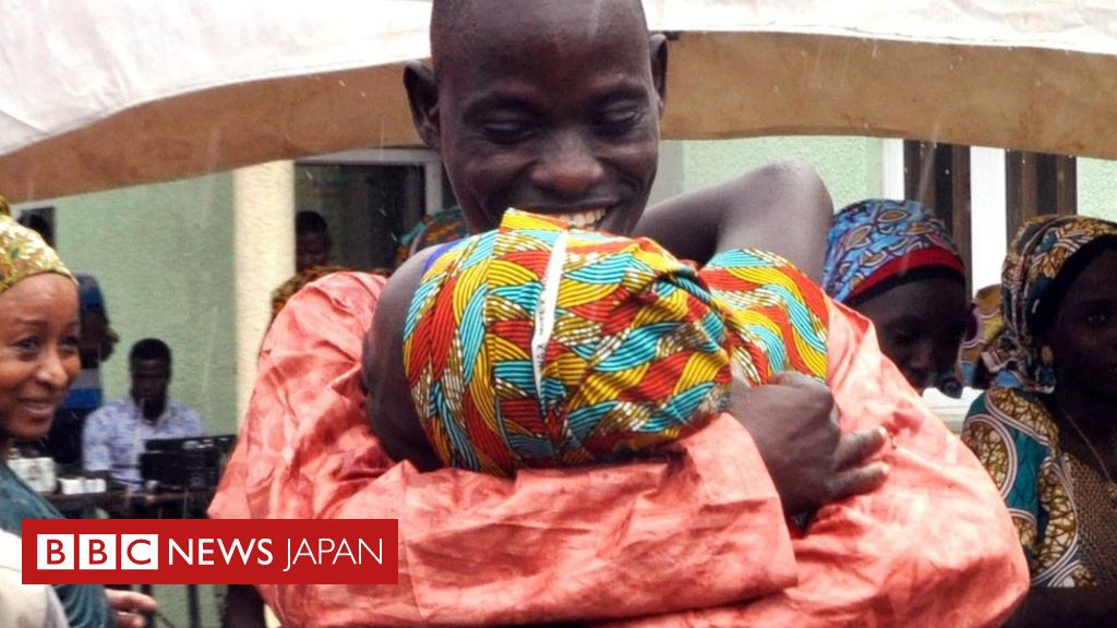 ボコ ハラムから解放の少女21人 家族と再会 cニュース