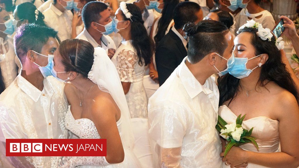 マスク越しにキス 新型ウイルス対策で フィリピンの集団結婚式 cニュース