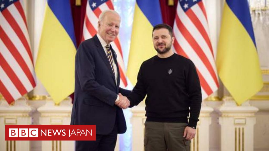 バイデン米大統領、キーウ電撃訪問 ゼレンスキー大統領に「必要な限り 