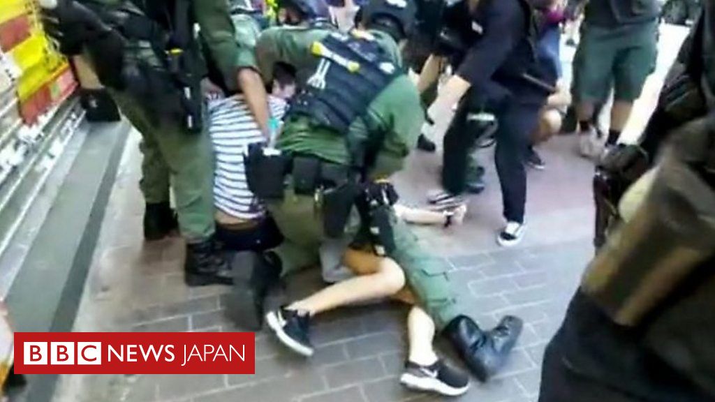 12歳少女に体当たりし拘束　香港警察、選挙延期の抗議デモで - BBCニュース