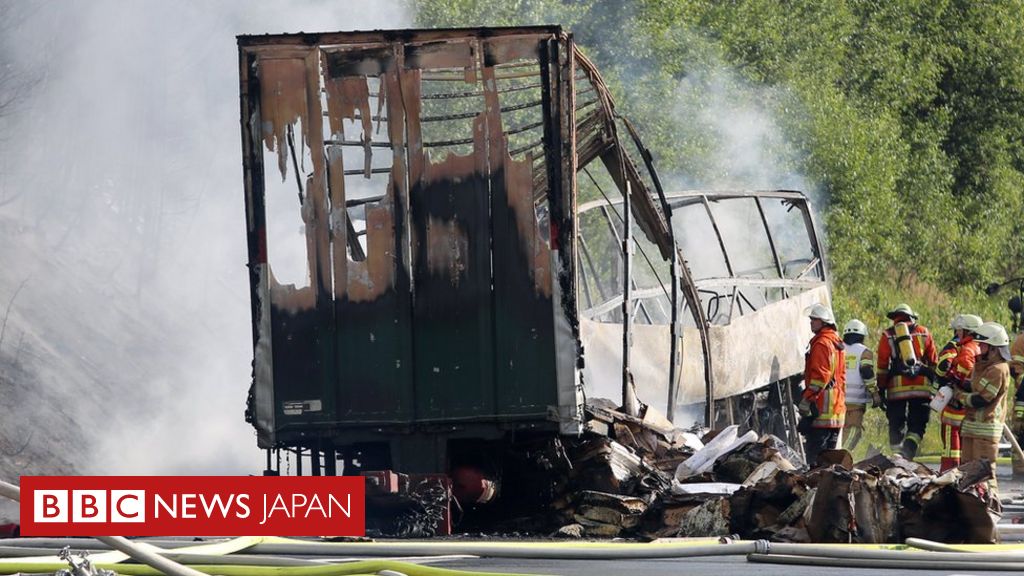 独バス衝突事故で18人が死亡 乗客は年金生活者の団体 cニュース