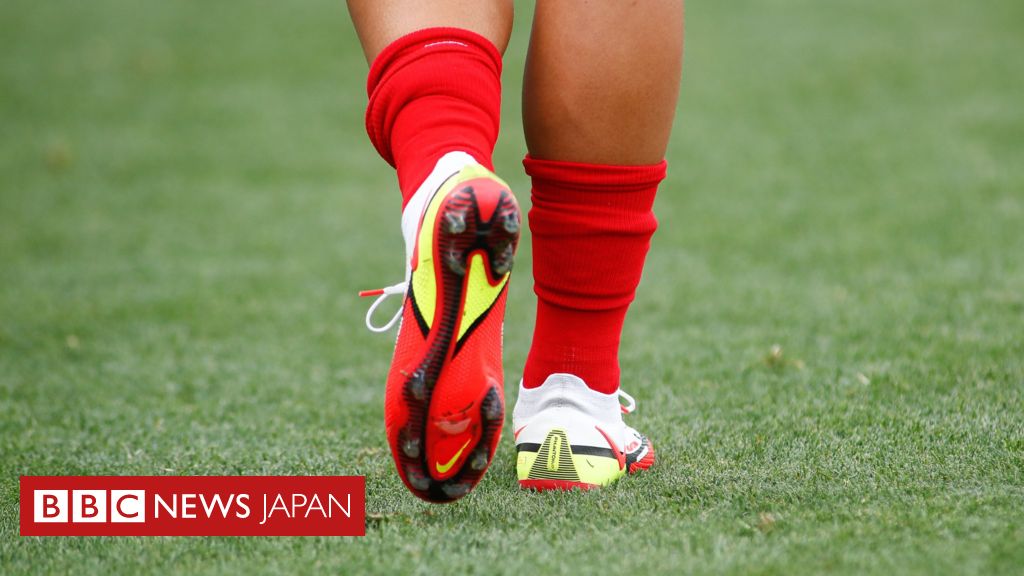 女性用サッカーシューズを増やすべき 英議会がメーカーに要望、けが