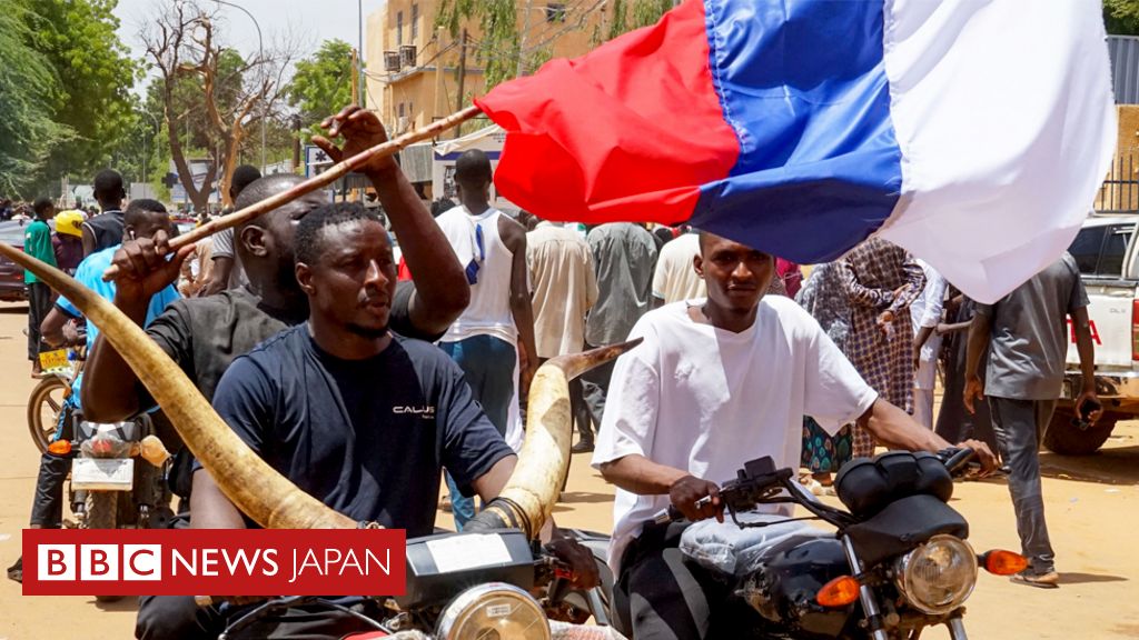 なぜ一部のニジェール国民はフランスを追い出し、ロシアを歓迎したいのか - BBCニュース