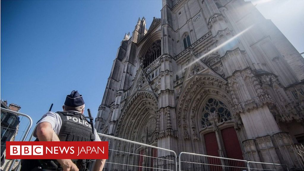 フランス ナントの大聖堂火災 施錠担当の男が放火認める cニュース