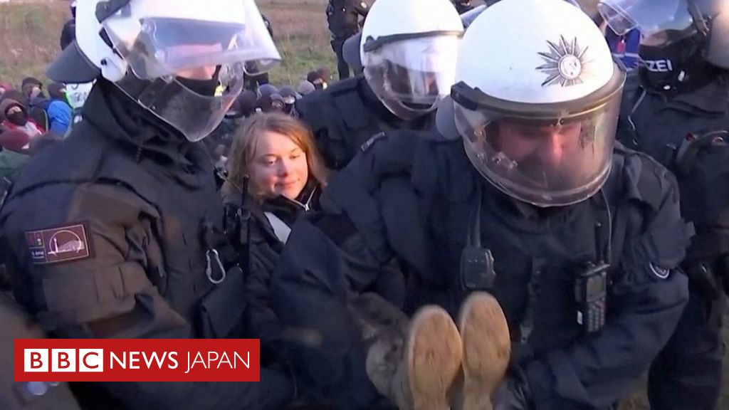 グレタ・トゥーンベリさん、ドイツ炭鉱での抗議活動で一時拘束 - BBCニュース