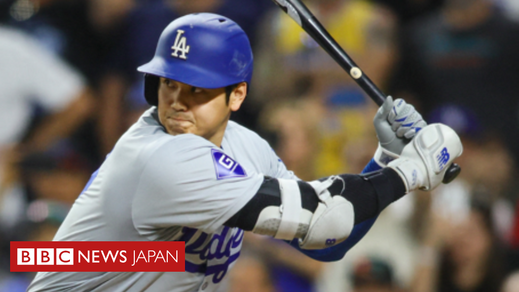 大谷選手「50-50」記念ボールがオークションへ 自分の手から奪われたとファンが提訴 - BBCニュース