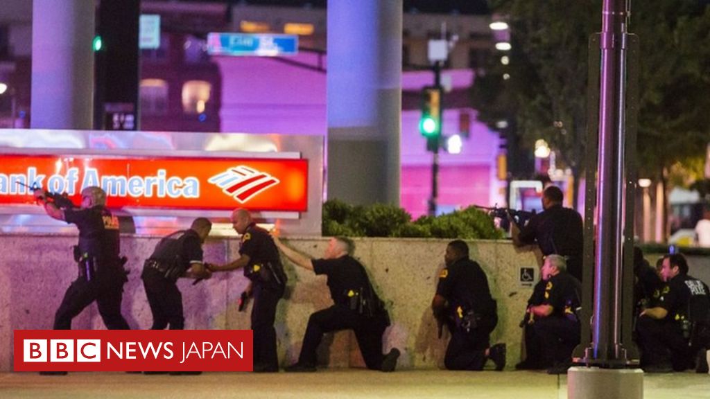 米ダラスで警官5人射殺 立てこもりの男は爆死 白人を殺したいと cニュース