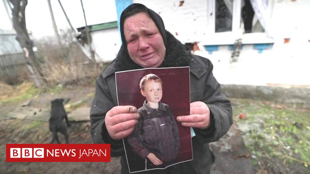 一人息子をロシア軍に殺され……自らの手で埋葬した母イリナさん - BBCニュース