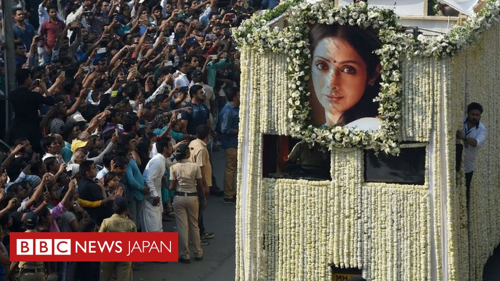 急死のインド女優シュリデビさん追悼にムンバイ大混雑 cニュース