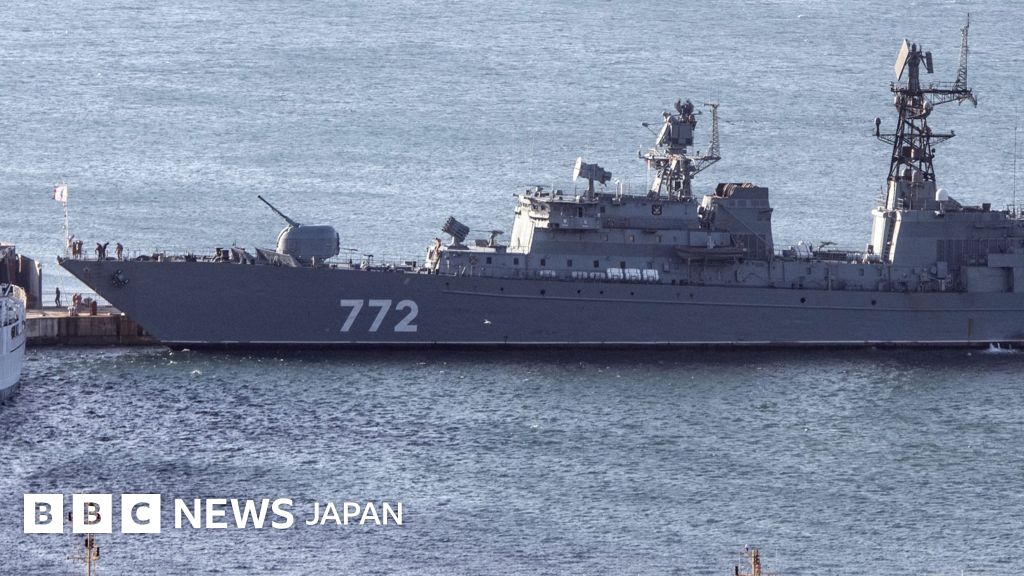 ロシアの軍艦が英プリマス沖で実弾演習、英仏軍が監視するなか - BBC