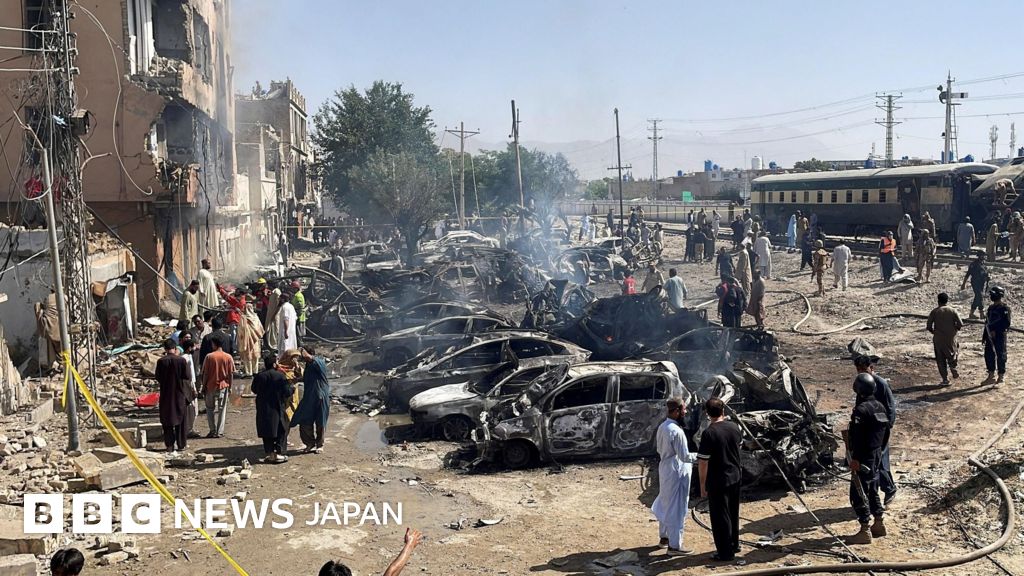 BBCニュース - パキスタンで列車を狙った爆発、少なくとも20人死亡　分離派組織が犯行声明
