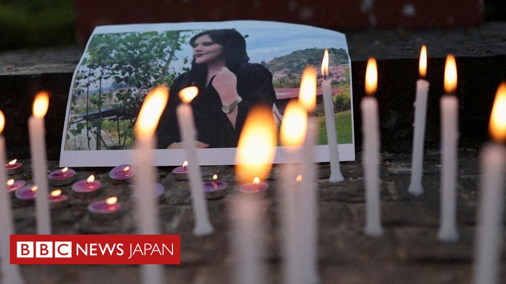 スカーフの着け方で逮捕…アミニさんの死から1年　世界各地で街頭デモ - BBCニュース