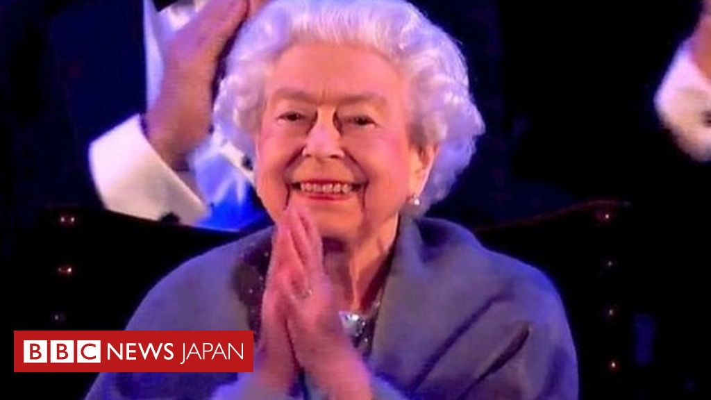 エリザベス英女王、即位70周年記念の馬術ショーに出席 - BBCニュース