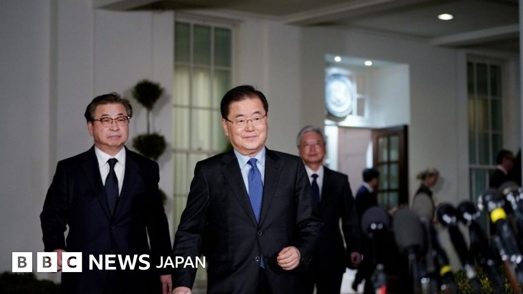 米朝首脳会談 発表時の奇妙な光景 - BBCニュース