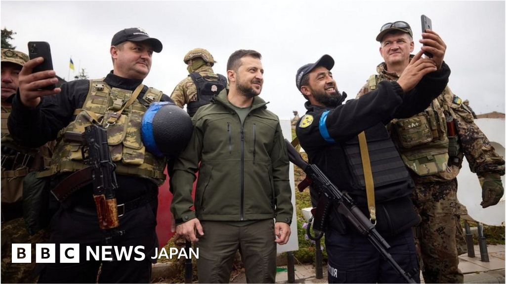 ゼレンスキー氏、奪還領土を訪問 南部ではダムが攻撃され住民避難