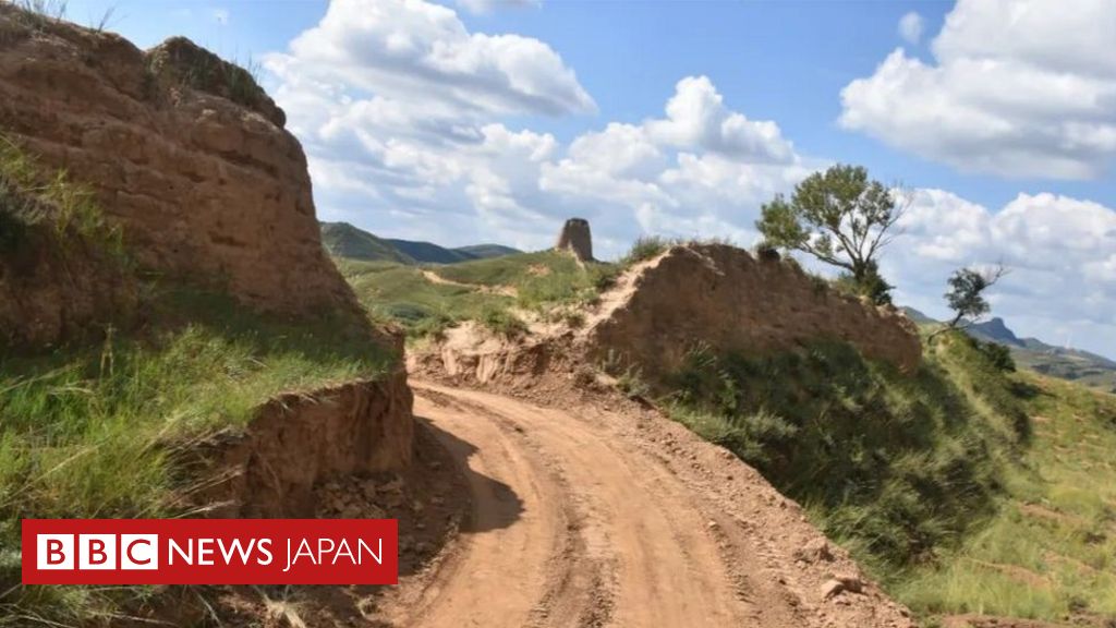 万里の長城に大きな「切れ目」 地元の労働者が「近道」作ったか - BBCニュース