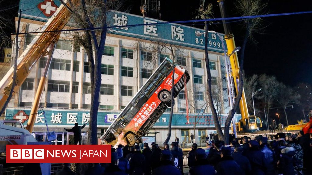 道路陥没でバスや通行人が転落 6人死亡 中国 西寧 Bbcニュース