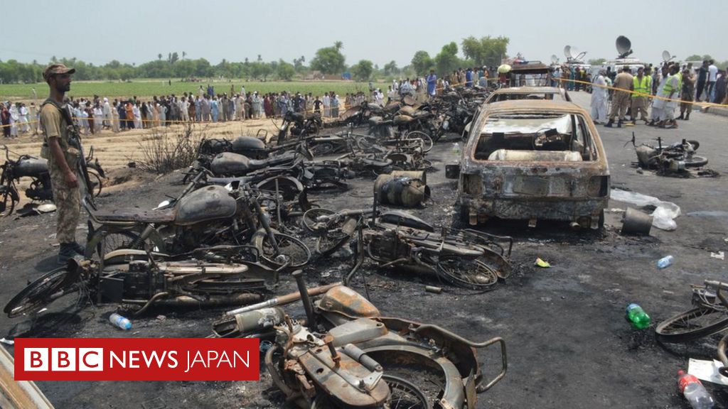 横転したタンクローリー炎上で少なくとも150人死亡 パキスタン cニュース