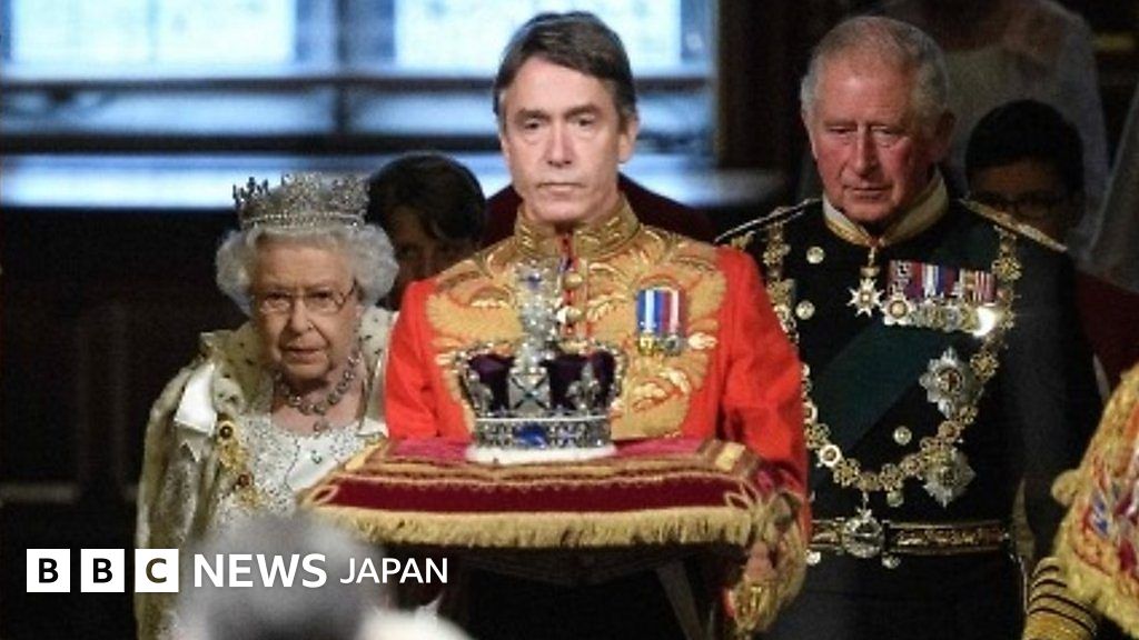 運ばれる王冠や職杖、黒杖官の役割……イギリス議会の伝統的な開会式 BBCニュース