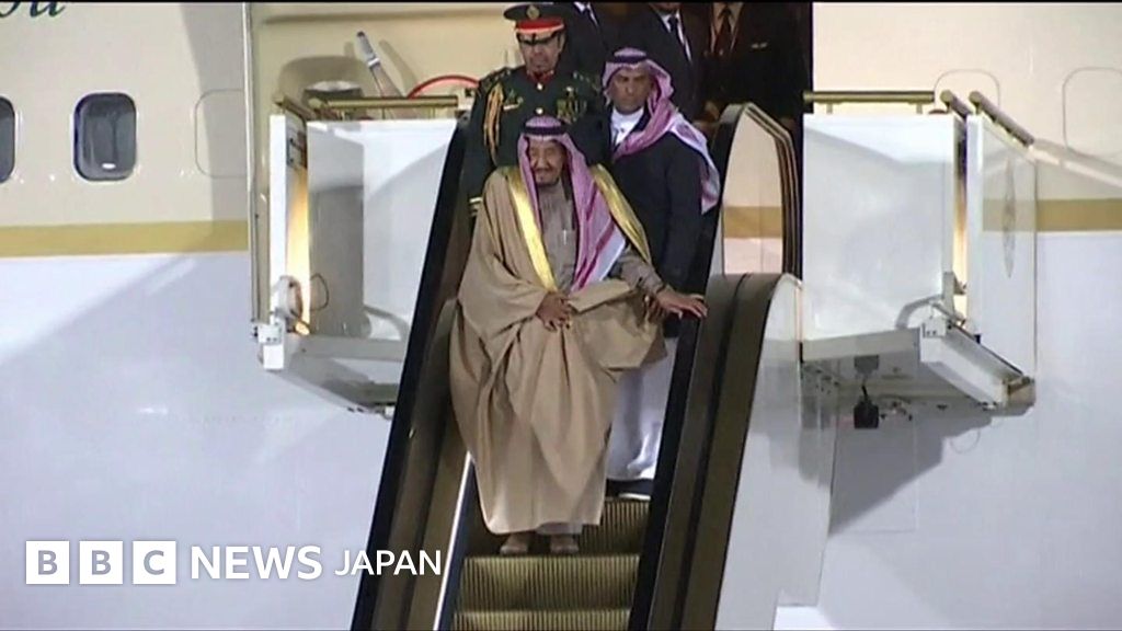 サウジ国王の特製タラップが突然停止 ロシア初訪問で - BBCニュース