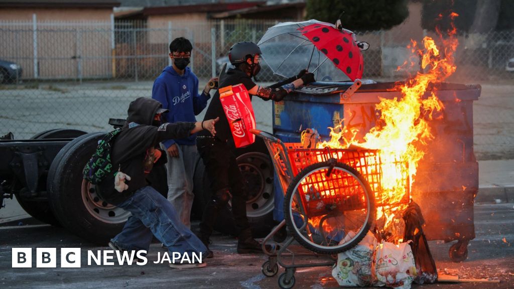 抗議デモ参加者に当局が催涙ガスや閃光弾 米LAで移民摘発めぐり激しい