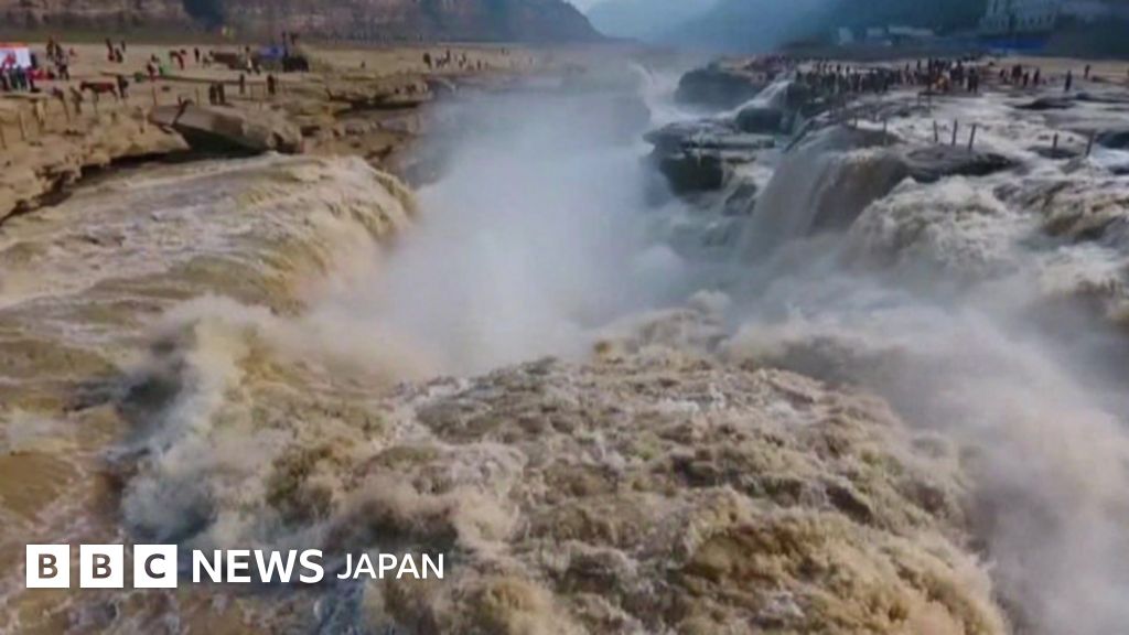 雪解け水で水煙上げる黄河の滝 中国山西省で空撮 - BBCニュース