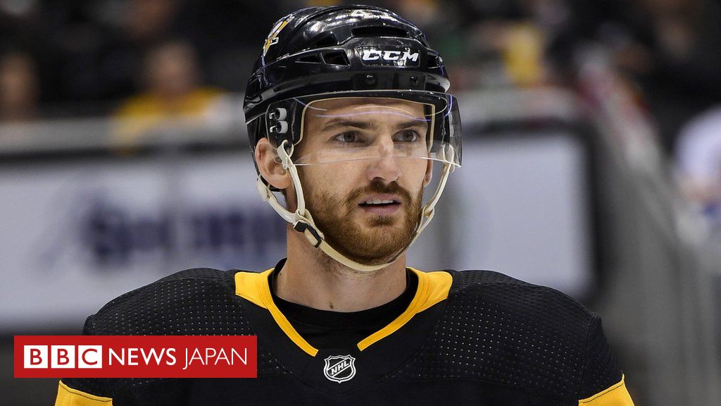 英アイスホッケーの選手、試合中に靴で首切れ死亡 過失致死容疑で男性逮捕 - BBCニュース