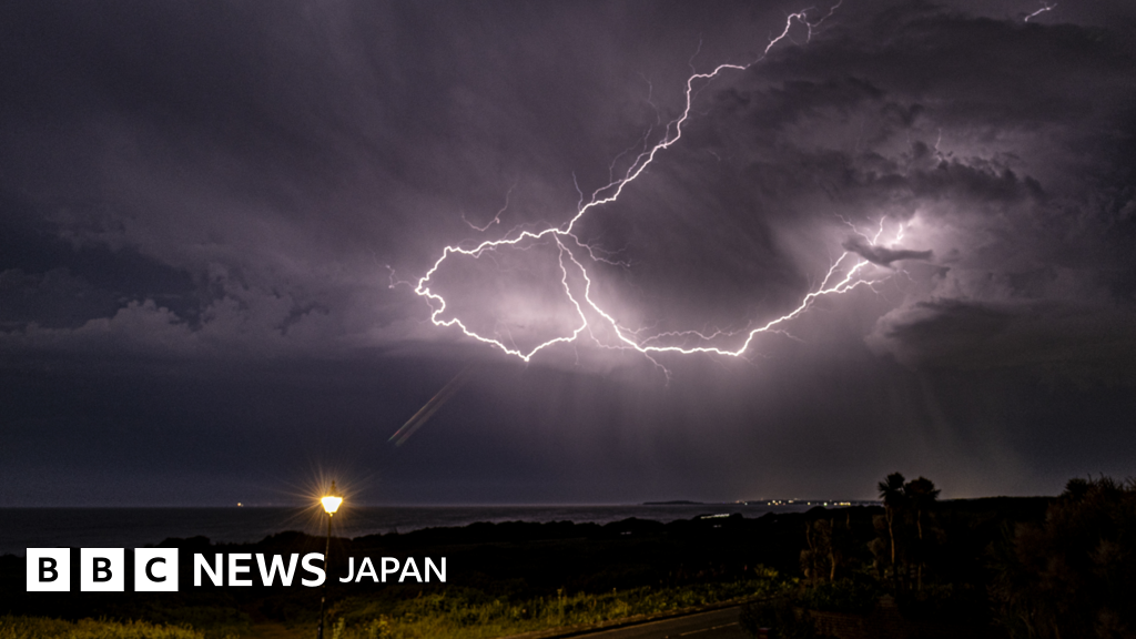BBCニュース - 【写真で見る】イギリス南部の空で劇的な雷と稲妻　記録的な高気温の後