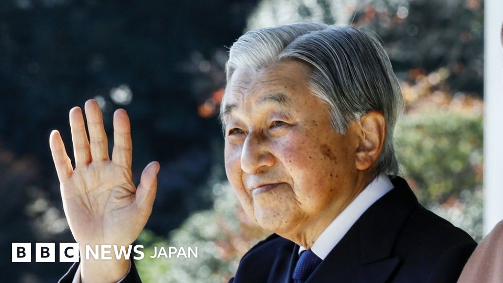 新時代の天皇ご一家 上皇ご夫妻、天皇ご一家、秋篠宮ご一家 お揃いで砂浜を散策