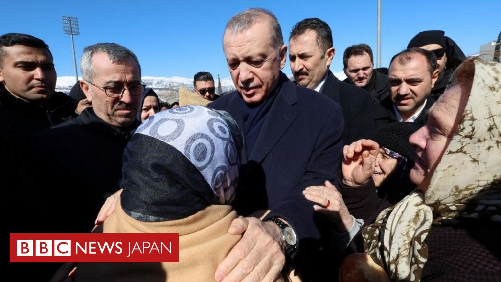 トルコ・シリア地震、死者1万5000人超に　初期対応に「問題あった」とトルコ大統領