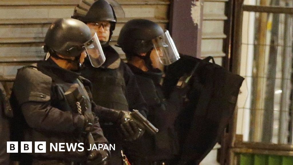 【パリ連続襲撃】郊外で警察が強制捜査 容疑者1人が自爆 BBCニュース