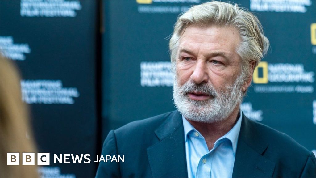 米俳優ボールドウィン氏、小道具の銃を発砲し女性死亡 映画撮影中 BBCニュース