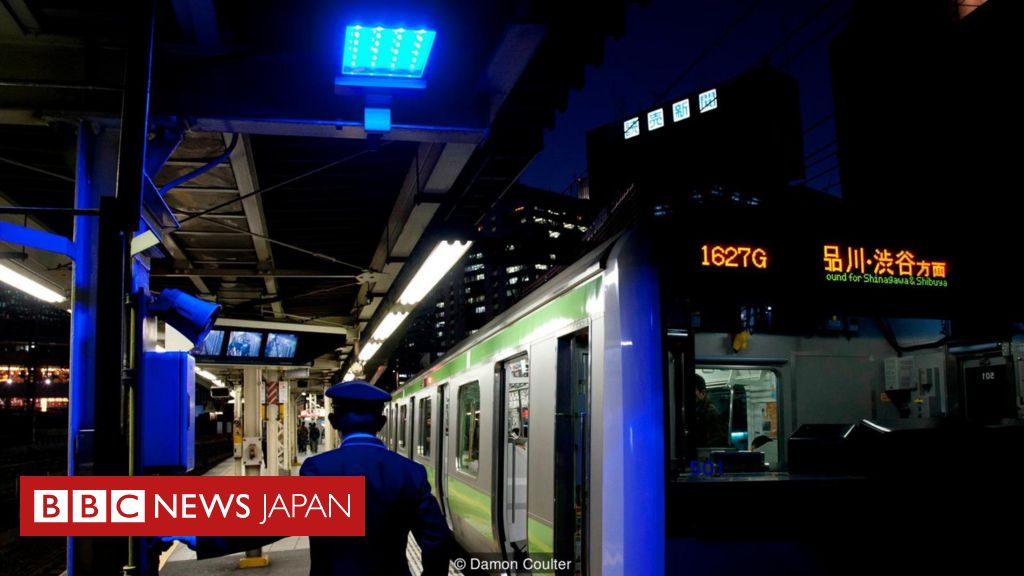 青いライトで駅の自殺は防げるのか 日本 cニュース