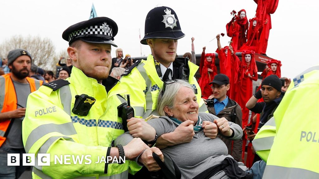 ロンドン中心部で交通混乱、道路封鎖の290人逮捕 温暖化対策求め