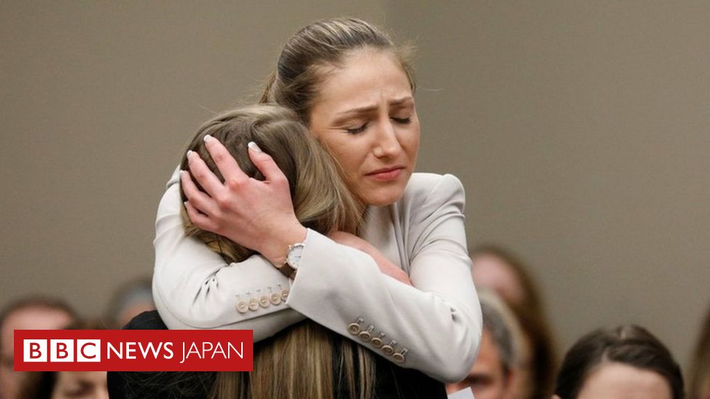 生き延びた仲間でたくましい戦士 元医師と法廷で対決した被害女性156人 cニュース