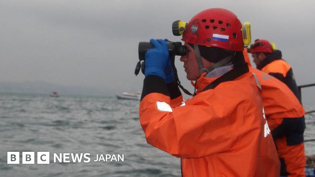 ロシア軍機、黒海に墜落 92人の捜索続く - BBCニュース