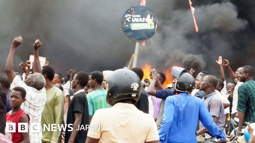 ニジェール、与党本部が炎上 クーデター支持者が襲撃 BBCニュース