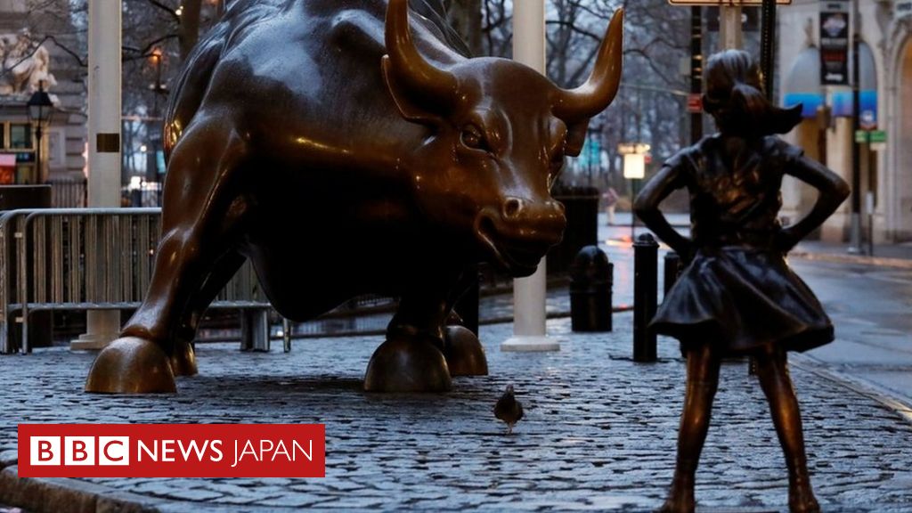 ウォール街の果敢な少女の像、来年3月まで残ることに - BBCニュース